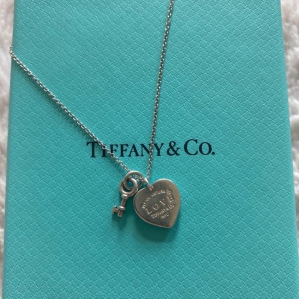 Return to Tiffany Love Heart Tag Key Pendant - Picture 3 of 4